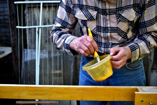 Manos de hombre mayor trabajando en carpinter&iacute;a. 