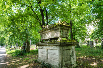 schöner alter Grabstein in Form eines Sarges alter Südfriedhof in München