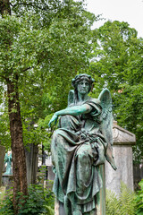 Fototapeta premium schöner alter Engel mit einer Urne auf dem alten Südfriedhofes in München