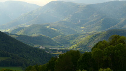 Naklejka premium Blick auf Schloss Gloggnitz, eingebettet in die Berglandschaft der Semmering Region