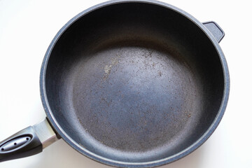 白背景のテフロン加工が剥がれた使い古したフライパン