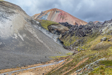Incroyable relief lors de la randonn&eacute;e de Bl&aacute;hn&uacute;kur Brennisteinsalda, dans le Landmannalaugar, les Hautes Terres, avec ses roches de toutes les couleurs et aux formes douces, en Islande