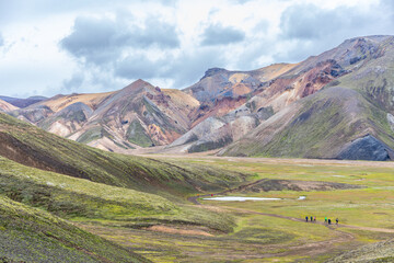 Paysage à couper le souffle le long de la randonnée de Bláhnúkur Brennisteinsalda, dans le Landmannalaugar, les Hautes Terres, avec ses roches de toutes les couleurs et aux formes douces, en Islande
