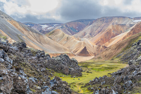Paysage &agrave; couper le souffle le long de la randonn&eacute;e de Bl&aacute;hn&uacute;kur Brennisteinsalda, dans le Landmannalaugar, les Hautes Terres, avec ses roches de toutes les couleurs et aux formes douces, en Islande