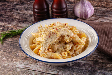Creamy pasta Alfredo with chicken
