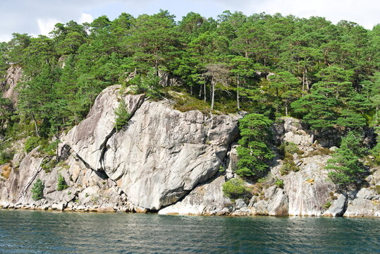 K&uuml;stenlandschaft mit Felsklippe, Norwegen