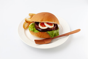 お皿にのせたテリヤキバーガー 白背景