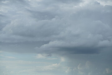 Wilder, reiner, lebhafter wolkiger Himmel aus gro&szlig;en luftigen Wolken Gebilden
