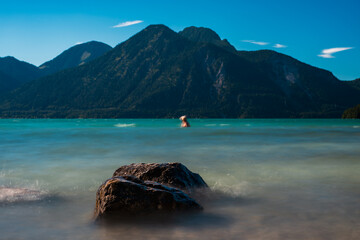 Walchensee mit Alpenpanorama und Felsen im Vordergrund – Langzeitbelichtung in Bayern