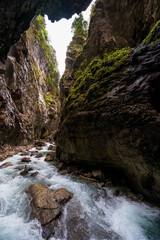 Partnachklamm in Bayern mit Wildbach und steilen Felswänden – beeindruckende Naturkulisse in den Alpen