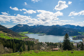 Panoramablick von der Schliersberg Alm auf den Schliersee und die bayerischen Alpen