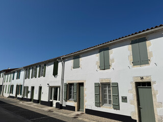 Dorfstraßen mit typischen Hausfassaden auf der Ile der Ré