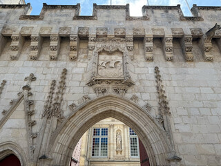 Das Wappen von La Rochelle an der Rathausmauer in der Altstadt, Frankreich