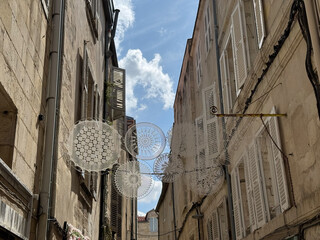 Historische Fassaden in der Altstadt von La Rochelle, Frankreich
