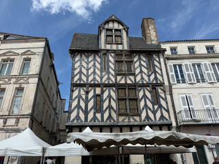 Historische Fassaden in der Altstadt von La Rochelle, Frankreich