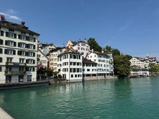 Historische Bauten am Limmatt-Ufer in der Altstadt von Zürich, Schweiz