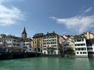 Historische Bauten am Limmatt-Ufer in der Altstadt von Zürich, Schweiz