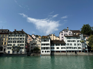 Historische Bauten am Limmatt-Ufer in der Altstadt von Zürich, Schweiz