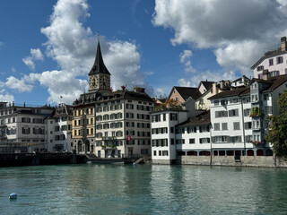 Historische Bauten am Limmatt-Ufer in der Altstadt von Zürich, Schweiz