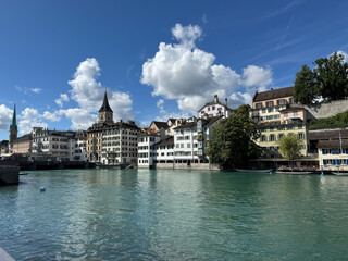 Historische Bauten am Limmatt-Ufer in der Altstadt von Zürich, Schweiz