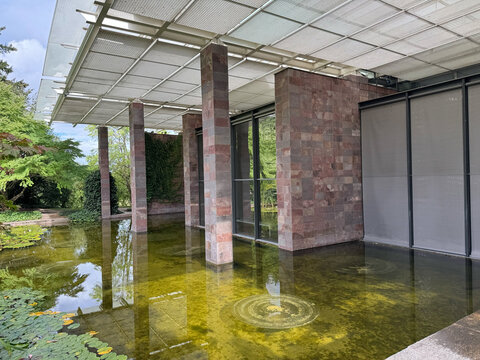 Garten und Fassade der Fondation Beyeler, ein modernes Kunstmuseum in Riehen bei Basel/Schweiz