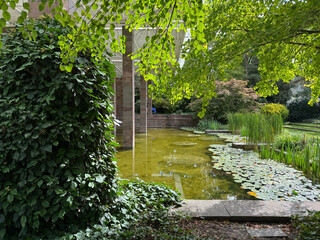 Garten und Fassade der Fondation Beyeler, ein modernes Kunstmuseum in Riehen bei Basel/Schweiz