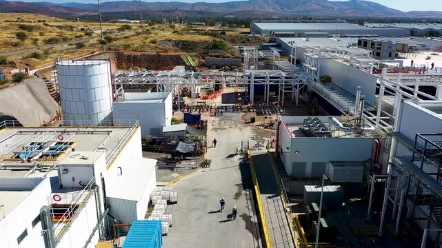 Construcci&oacute;n industrial con estructuras met&aacute;licas y tanques