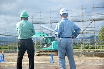 建築工事の点検をする現場監督