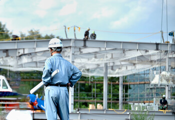 建築工事の点検をする現場監督