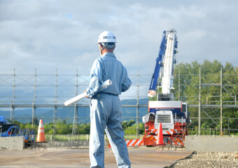 建築工事の点検をする現場監督
