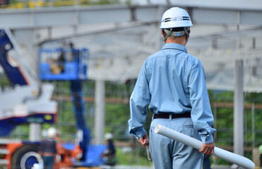 建築工事の点検をする現場監督