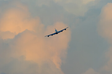 飛行機　美しい 　光　雲　空　を背景に飛ぶ　航空機