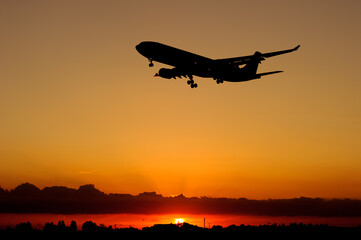飛行機　美しい 　光　雲　空　を背景に飛ぶ　航空機