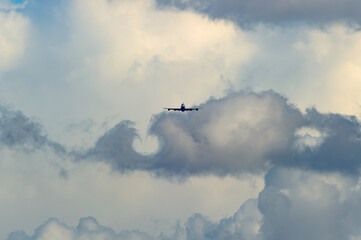飛行機　美しい 　光　雲　空　を背景に飛ぶ　航空機