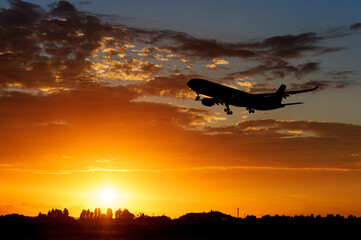 飛行機　美しい 　光　雲　空　を背景に飛ぶ　航空機