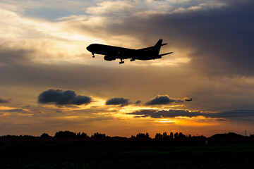 飛行機　美しい 　光　雲　空　を背景に飛ぶ　航空機