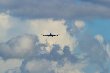 飛行機　美しい 　光　雲　空　を背景に飛ぶ　航空機
