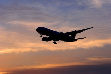 飛行機　美しい 　光　雲　空　を背景に飛ぶ　航空機