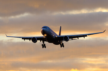 飛行機　美しい 　光　雲　空　を背景に飛ぶ　航空機