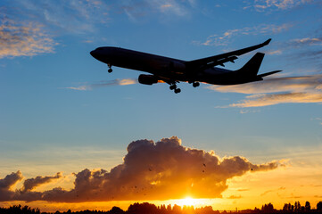 飛行機　美しい 　光　雲　空　を背景に飛ぶ　航空機