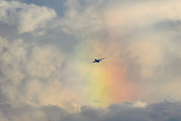 飛行機　美しい 　光　雲　空　を背景に飛ぶ　航空機