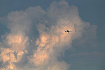 飛行機　美しい 　光　雲　空　を背景に飛ぶ　航空機