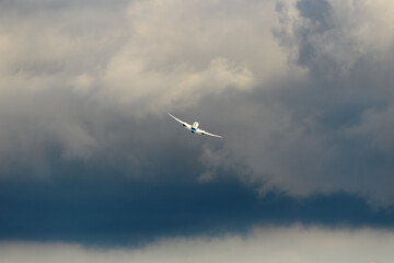 飛行機　美しい 　光　雲　空　を背景に飛ぶ　航空機