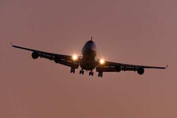 飛行機　美しい 　光　雲　空　を背景に飛ぶ　航空機