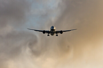 飛行機　美しい 　光　雲　空　を背景に飛ぶ　航空機