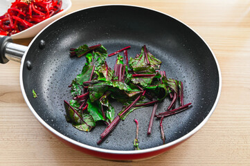 ビーツの葉を炒める　