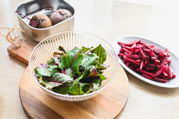 ビーツの葉でサラダ