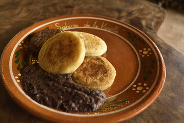 bocoles con frijoles