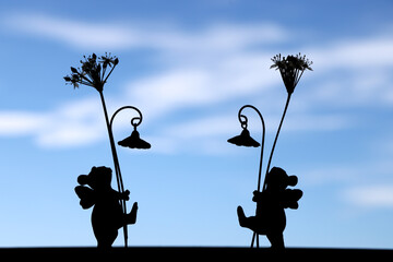 二匹のネズミと青い空影絵横向き