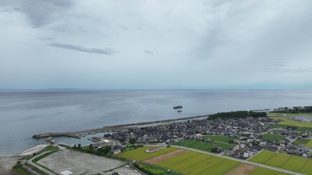 黒部川河口上空から見た黒部川の流れや黒部川扇状地の様子